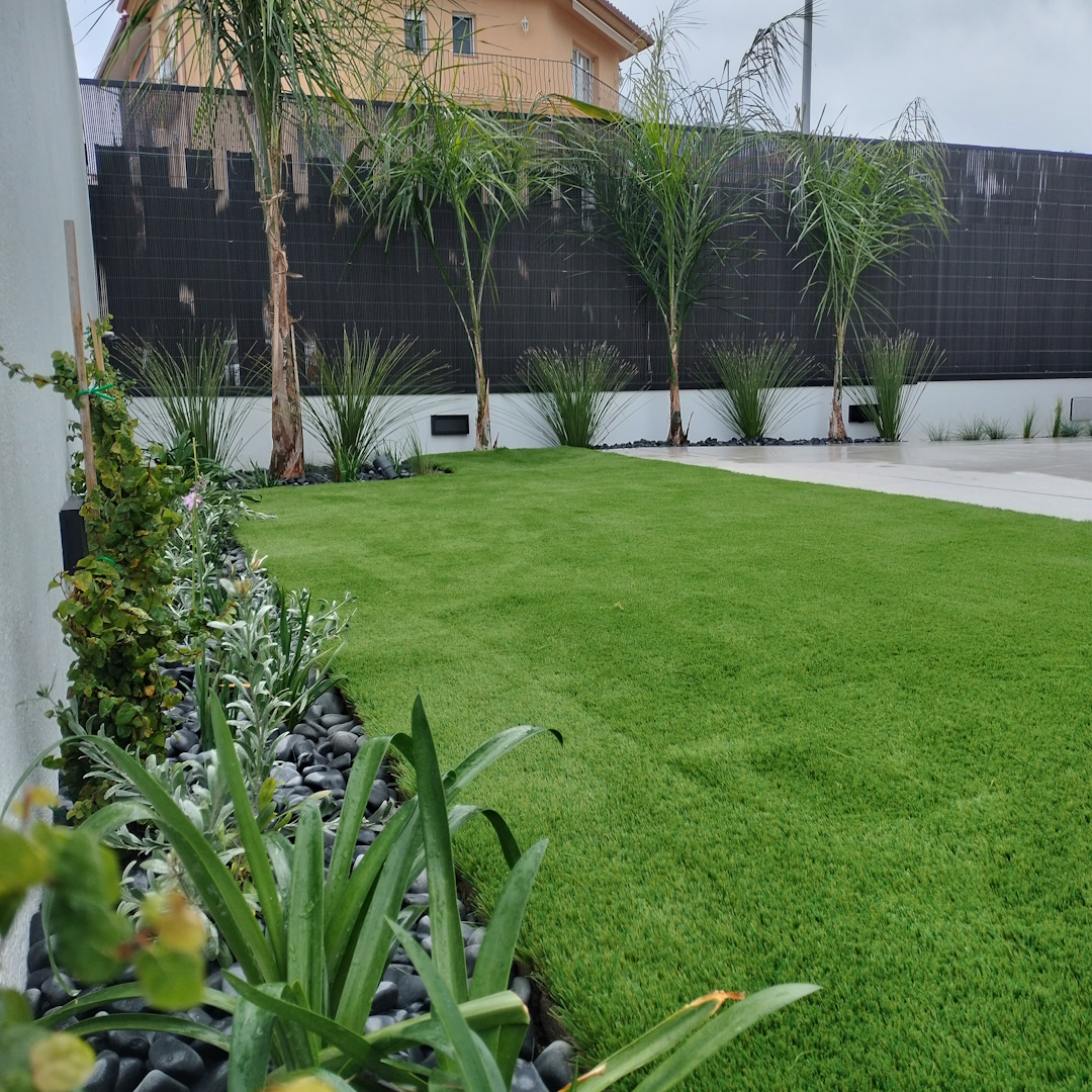 Espai exterior amb gespa artificial